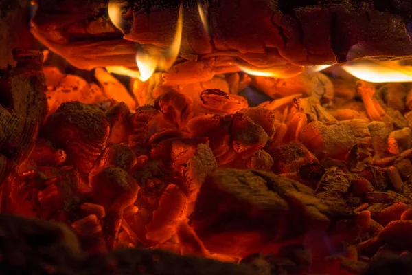 Closeup carvão brilhante e lenha no fundo da lareira — Fotografia de Stock