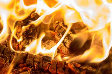 Yakacak odun kömürleri yanan şömine arka planda