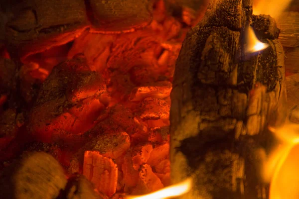 Шматочки вугілля в текстурі червоного каміна — стокове фото