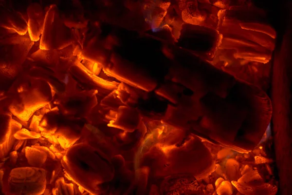 Светящийся уголь крупным планом куски горячей текстуры фона — стоковое фото