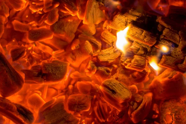 Светящийся уголь крупным планом куски горячей текстуры фона — стоковое фото