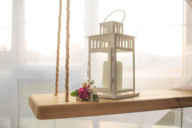 Lamba ve salıncak düğün arka plan üzerinde çiçek