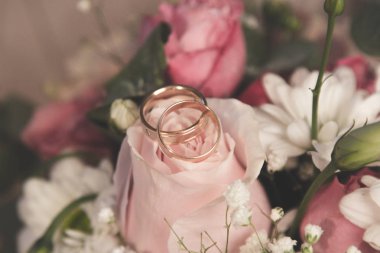 Yakın çekim düğün yüzük güzel doğal gül buketi