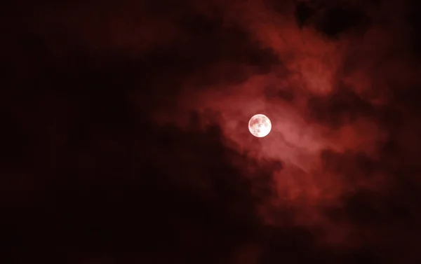 Úplněk Červenými Mraky Noční Obloze — Stock fotografie