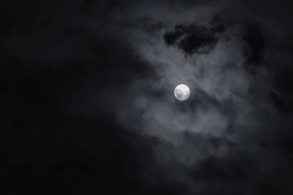 Luna Llena Cubierta Nubes Oscuras Cielo Nocturno —  Fotos de Stock