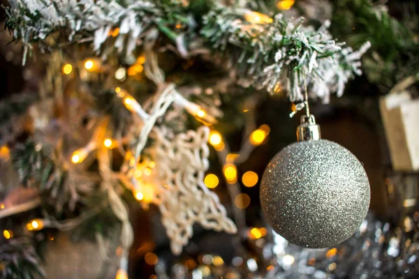 Різдвяні Іграшки Сосновому Дереві Блискучий Помаранчеві Лампочки Кульки Який Фокус — стокове фото