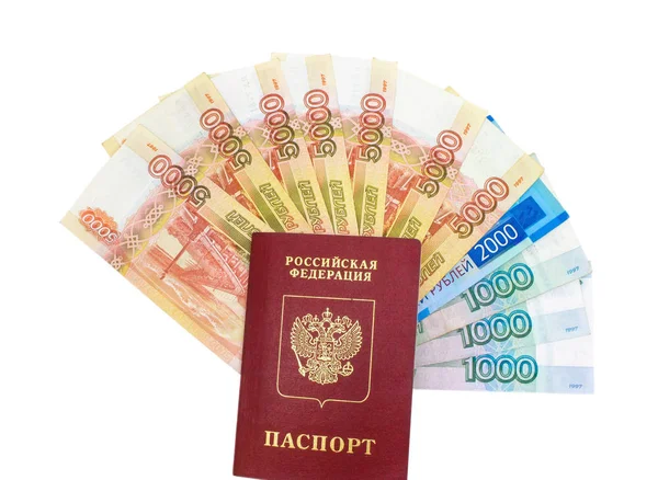 Русский паспорт с деньгами, выделенными на белом фоне. Концепция деловых поездок. Банкноты в российских рублях . Стоковая Картинка
