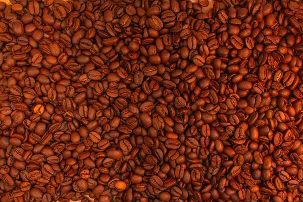 Жареный кофе в зернах фон. Ароматный кофеин ингредиент для кофейных напитков. Насыщенная текстура крупным планом . — стоковое фото