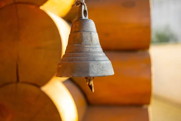 Bell na tradicional casa da aldeia russa feita de troncos. Paisagem autêntica — Fotografia de Stock