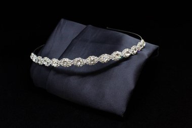 Siyah arka planda beyaz gümüş elmaslı değerli saç tokası tacı. Mücevherler kapalı görüntüleme konsepti