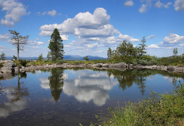 Small Pond Sarkitunturi Fell Top Reflects Blue Sky White Clouds — Stock Photo, Image