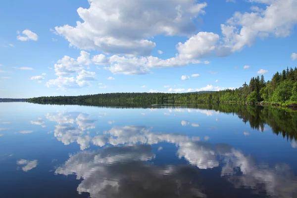 完美的芬兰湖泊风光 白云从平静清澈的水中反射出来 — 图库照片