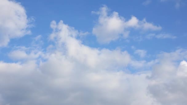 Λευκά Σύννεφα Κινείται Και Twirling Στο Γαλάζιο Του Ουρανού Την — Αρχείο Βίντεο