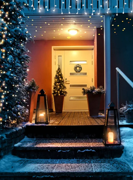 Bienvenido Navidad Entrada Casa Escalones Nevados Puerta Con Decoración Luces — Foto de Stock