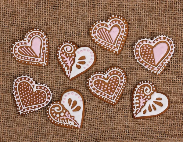 Galletas Jengibre Horno Forma Corazón Sobre Fondo Arpillera — Foto de Stock