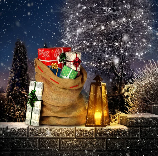 Santas aanwezig Sack met geschenkdozen buiten — Stockfoto