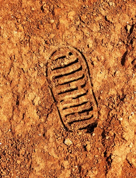 Ślad astronauty na czerwonej marsjańskiej glebie — Zdjęcie stockowe