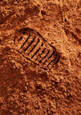 Kırmızı Mars kumu üzerinde astronot ayak izi