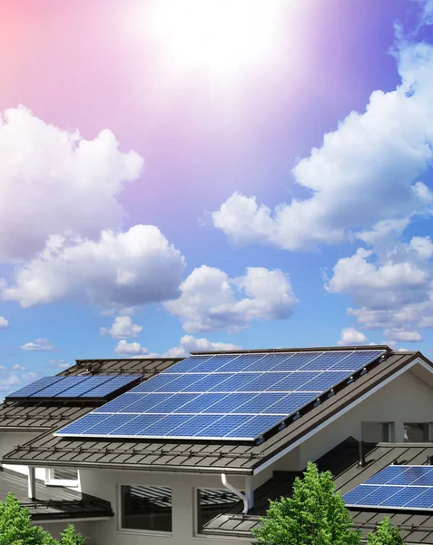 Sistema Panel Solar Techo Casa Fondo Cielo Azul Soleado Concepto — Foto de Stock