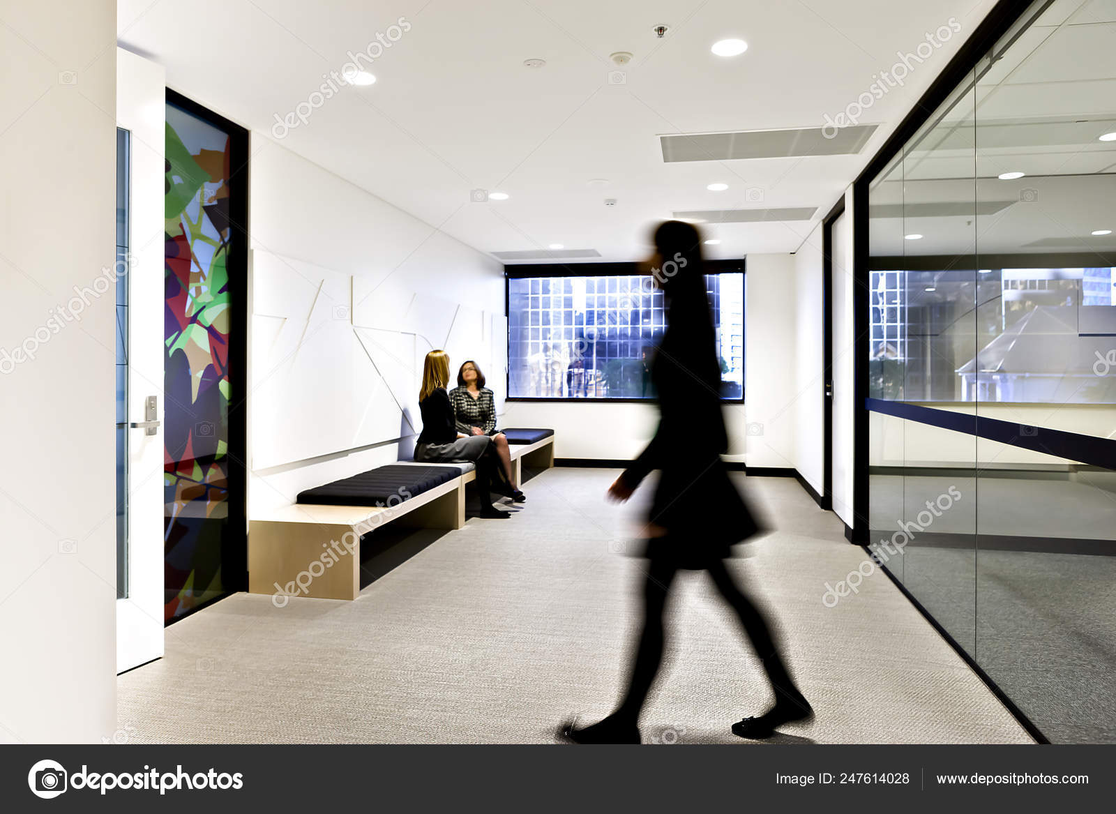 Orang Kabur Di Ruang Tunggu Modern Dengan Jendela Kaca Stok Foto C Jrstock1 247614028