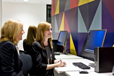 Kızlar mavi ekrana bakıp gülüyor. 