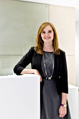 Ofiste güzel bir kızın daha yakın görüntüsü.