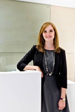 Ofiste güzel bir kızın daha yakın görüntüsü.