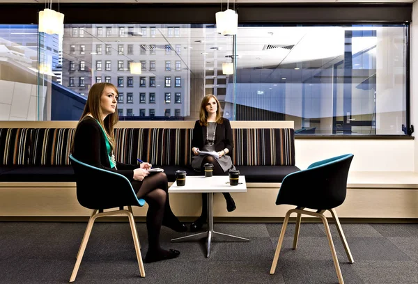 Meninas sentadas na sala de espera e escrevendo — Fotografia de Stock