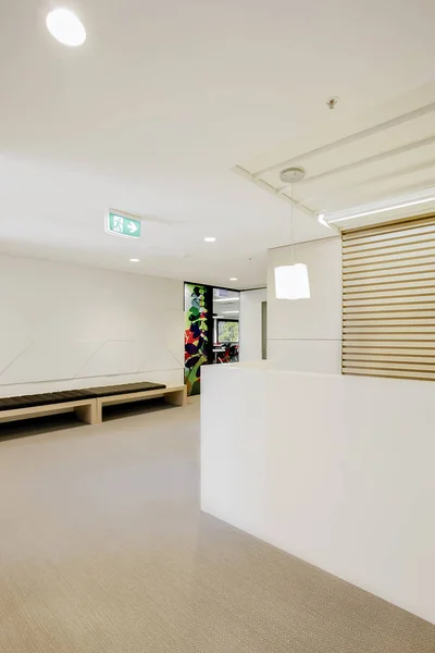 Oficina o hall de entrada a través del pasillo con paredes blancas — Foto de Stock