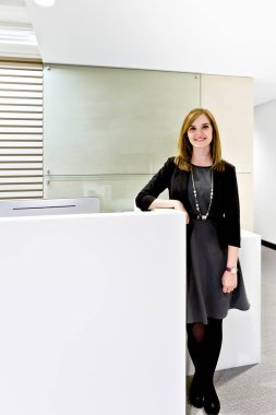 Ofiste güzel bir kız görüyorum.