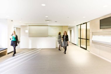 İşçiler Modern kabul odasında yürüyorlar.