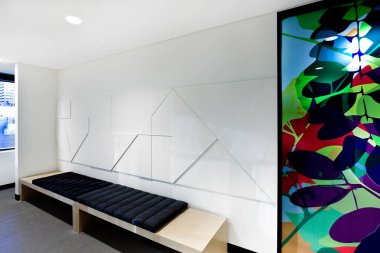 Renkli duvar Tasarım giriş için bir bekleme salonu 