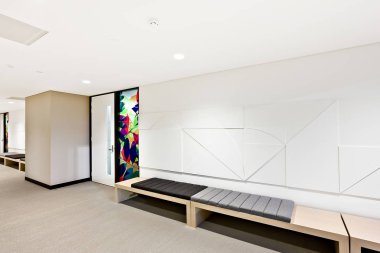 Boş bekleme odası duvar sanatı ile banklar ile