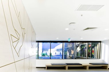 Dışarıda boş bekleme odası alanı ve windows ile gösterdi 