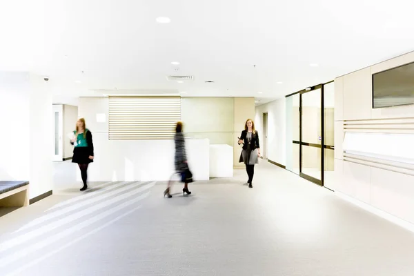 As mulheres de negócios estão andando na sala de recepção moderna — Fotografia de Stock