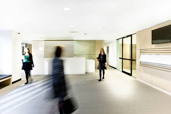 Moderna sala de recepção com pessoas a pé — Fotografia de Stock