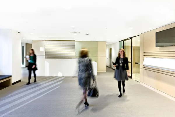 Moderna sala de recepção com três mulheres em movimento — Fotografia de Stock