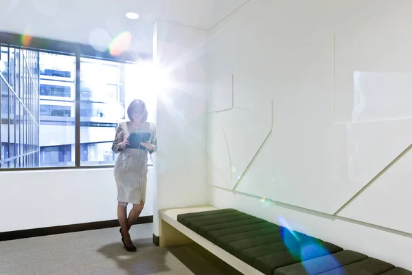 Mujer de negocios en una habitación moderna con luces —  Fotos de Stock