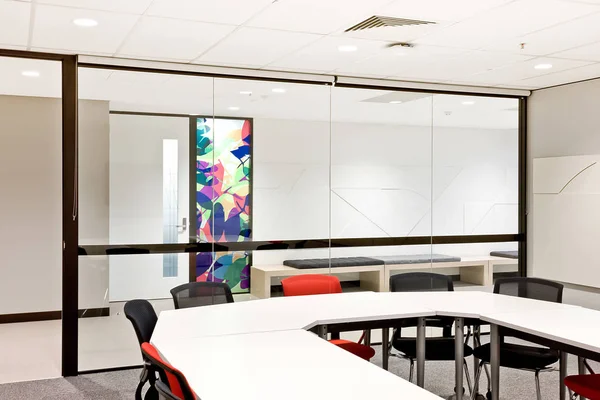 Moderna sala de conferencias con mesas y vasos — Foto de Stock