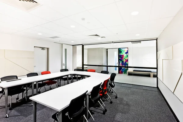 Moderna sala de reuniones con mesa redonda blanca —  Fotos de Stock