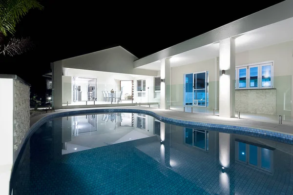 Piscina redonda de agua azul con un hotel — Foto de Stock