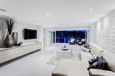 Modern oturma odası kanepeler ve yastık ile gece