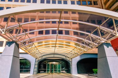 Yüksek bir binanın giriş yolu