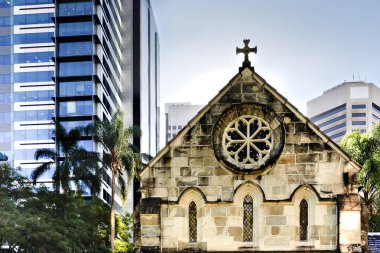 Eski kilise ile modern şehir görünüm görünüyor