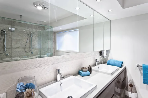 Moderní koupelna kohoutky a široká zrcadla — Stock fotografie