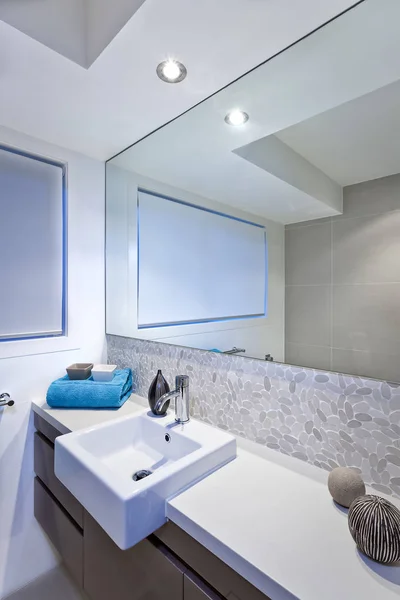 Роскошная ванная комната с широкими зеркалами и краном и раковиной — стоковое фото