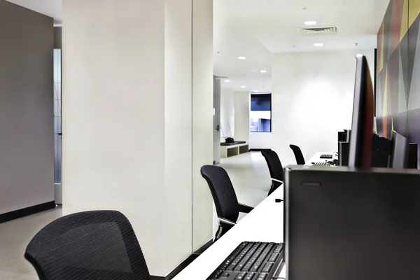 Moderno laboratorio de computación u oficina con paredes blancas —  Fotos de Stock