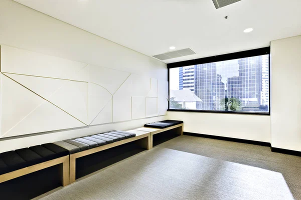 Moderna sala de espera con espacio y bancos de cojines — Foto de Stock