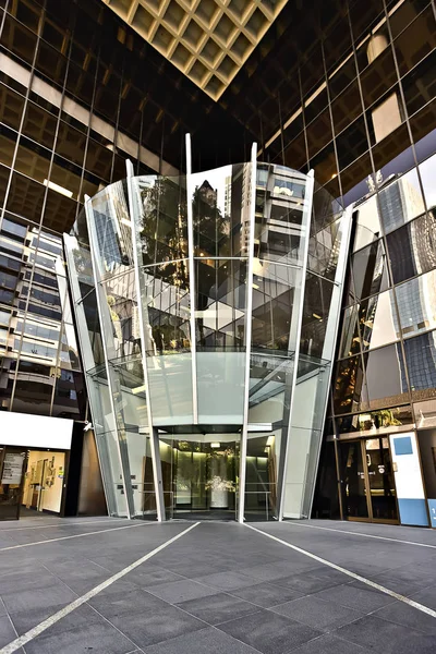 Szklane wejście do nowoczesnego budynku — Zdjęcie stockowe