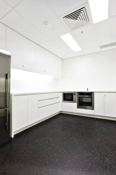 现代厨房与白色的墙壁和黑色地砖 — 图库照片